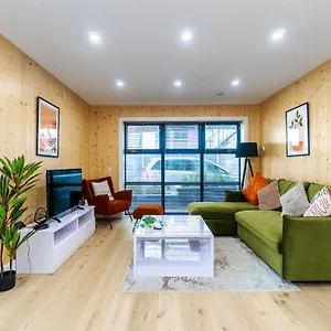 https://green-mews-1-by-my-getaways.brighton-hotels-england.com